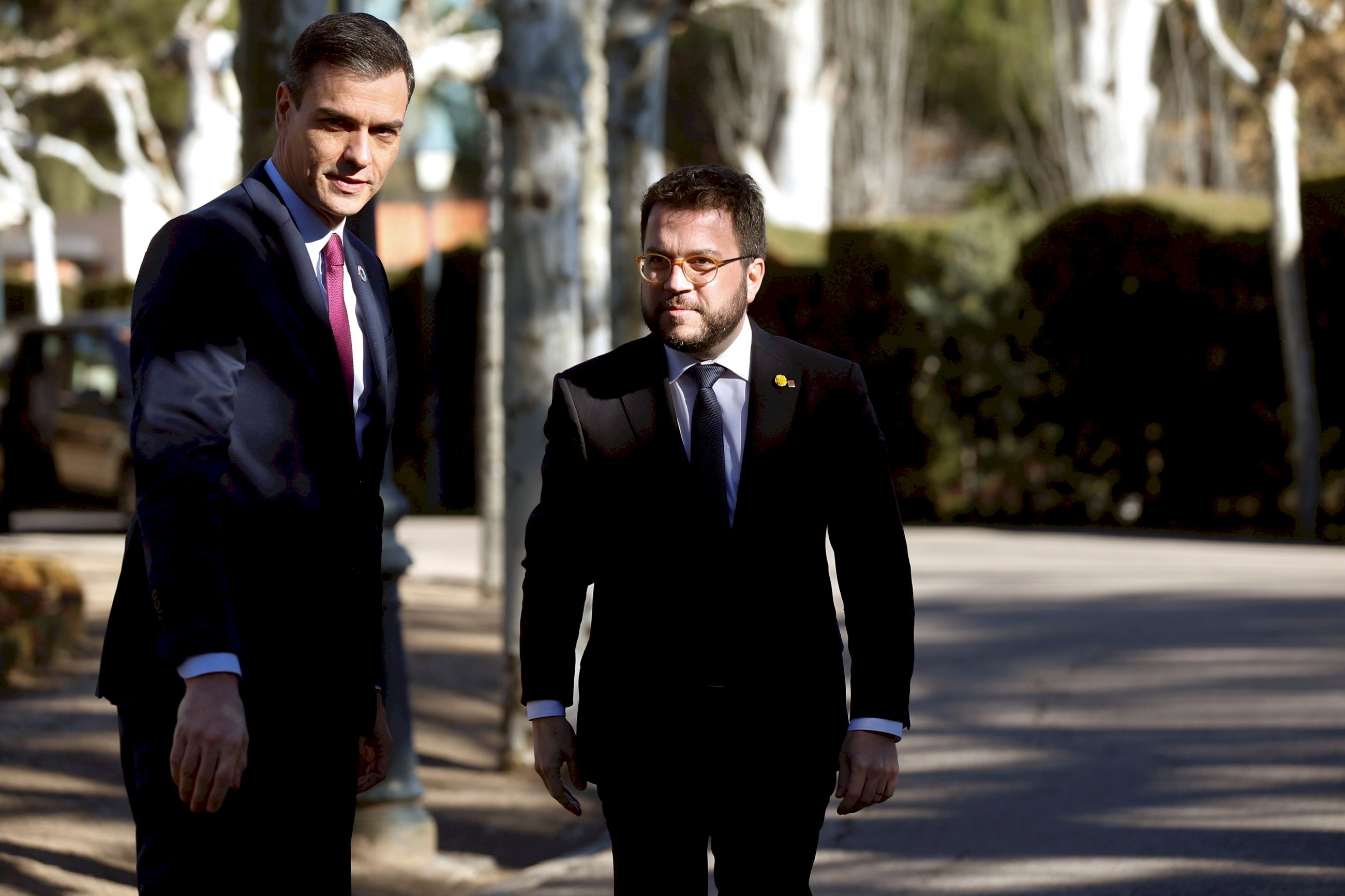 Pedro Sánchez saludando a Pere Aragonès (ERC) minutos antes de la primera reunión de la mesa del "conflicto catalán" en el Palacio de la Moncloa, el 26 de febrero de 2020 | EFE/Archivo