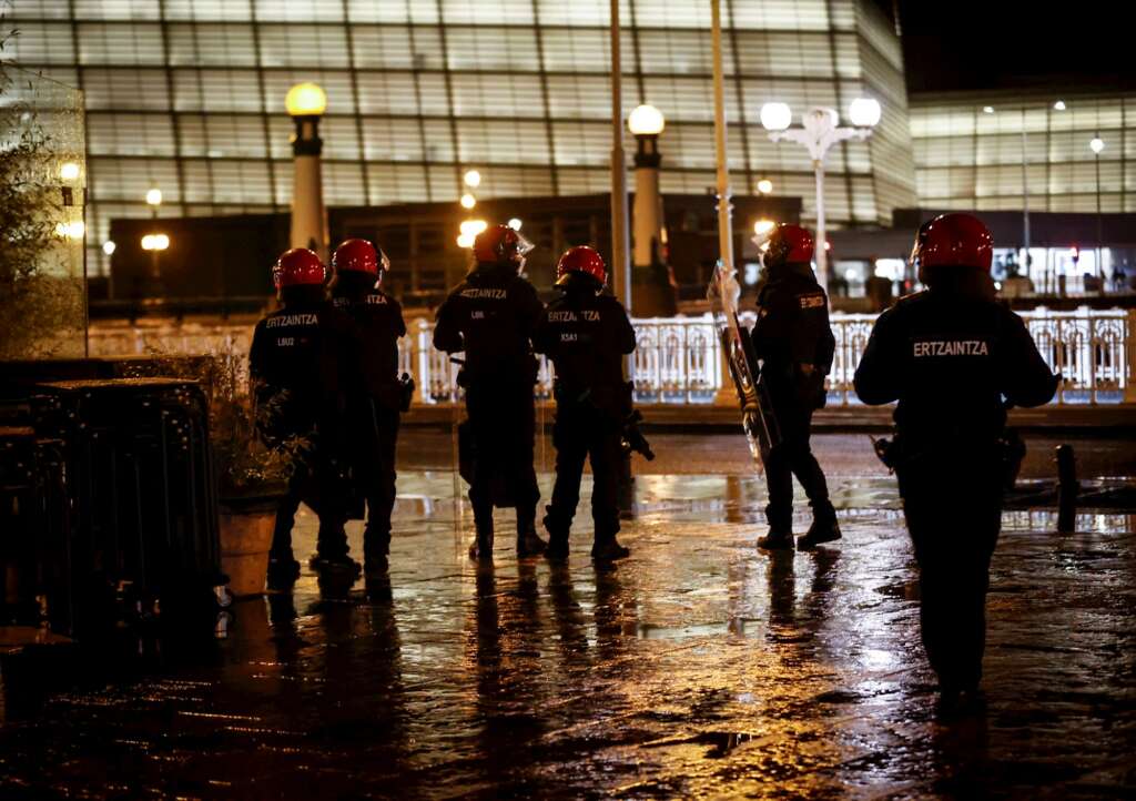 Agentes antidisturbios de la Ertzaintza intervienen en la "zona vieja" de San Sebastián después de que un grupo de jóvenes provocase disturbios, el 23 de enero de 2021 | EFE/JE