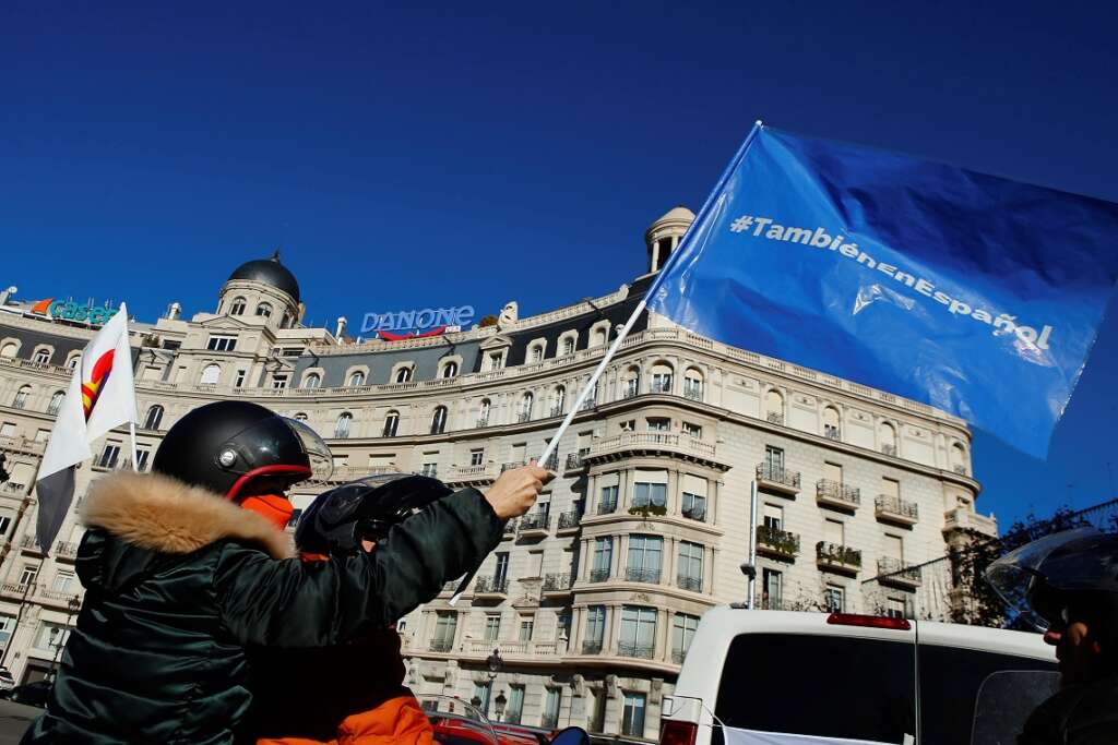 Marcha de vehículos organizada por Asociación por una Escuela Bilingüe de Cataluña, que con el apoyo de VOX, PP y Ciudadanos ha recorrido algunas de las principales avenidas de Barcelona el 20 de diciembre de 2020 | EFE/EF