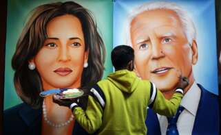 El artista indio Jagjot Singh Rubal da los toques finales a las pinturas que muestran al presidente electo de Estados Unidos, Joe Biden (derecha) y a la vicepresidenta electa Kamala Harris (izquierda) en la víspera de su ceremonia de juramento, en el taller de su casa en Amritsar, India, 19 Enero de 2021. EFE/ Raminder Pal Singh