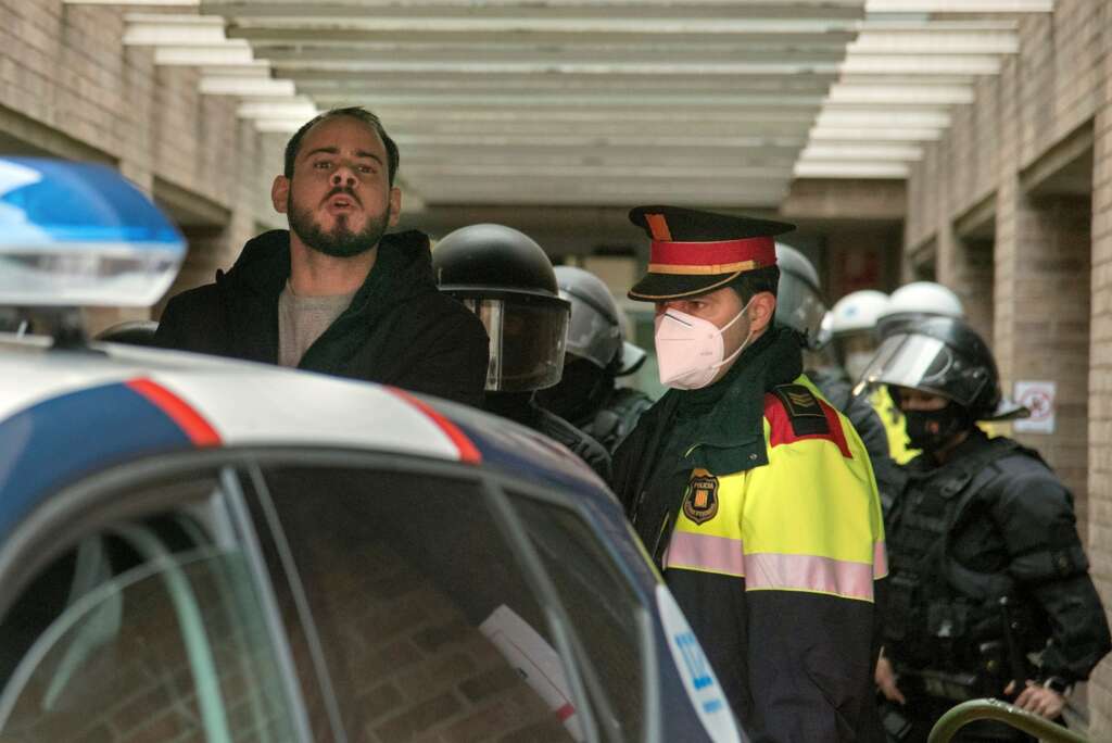 El rapero Pablo Hasél al momento de su detención en el rectorado de la Universidad de Lleida, el 16 de febrero de 2021 | EFE/RG