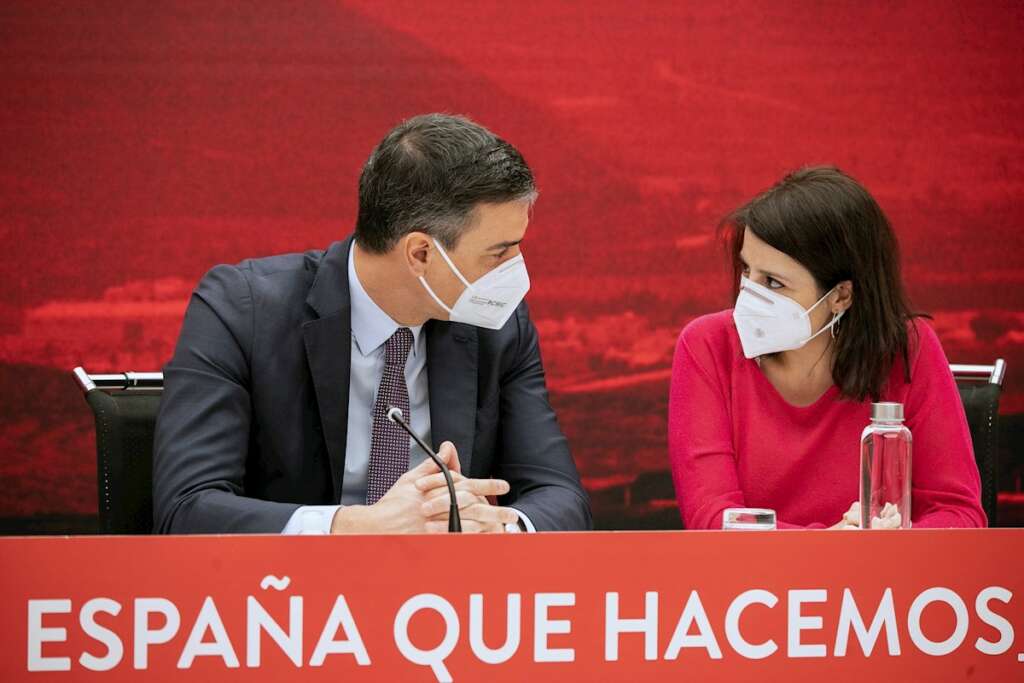 El presidente del Gobierno, Pedro Sánchez, y la secretaria general del PSOE, Adriana Lastra, en una reunión de la comisión ejecutiva del partido, el 22 de marzo de 2021 en Madrid | EFE/PSOE/EC/Archivo