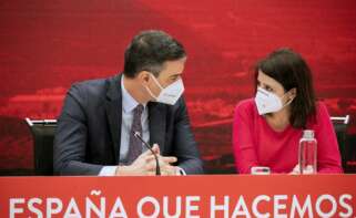 El presidente del Gobierno, Pedro Sánchez, y la secretaria general del PSOE, Adriana Lastra, en una reunión de la comisión ejecutiva del partido, el 22 de marzo de 2021 en Madrid | EFE/PSOE/EC/Archivo