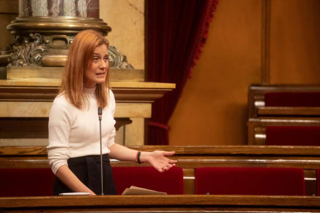 La líder de En Comú Podem, Jéssica Albiach interviene en la sesión de la Diputación Permanente del Parlament