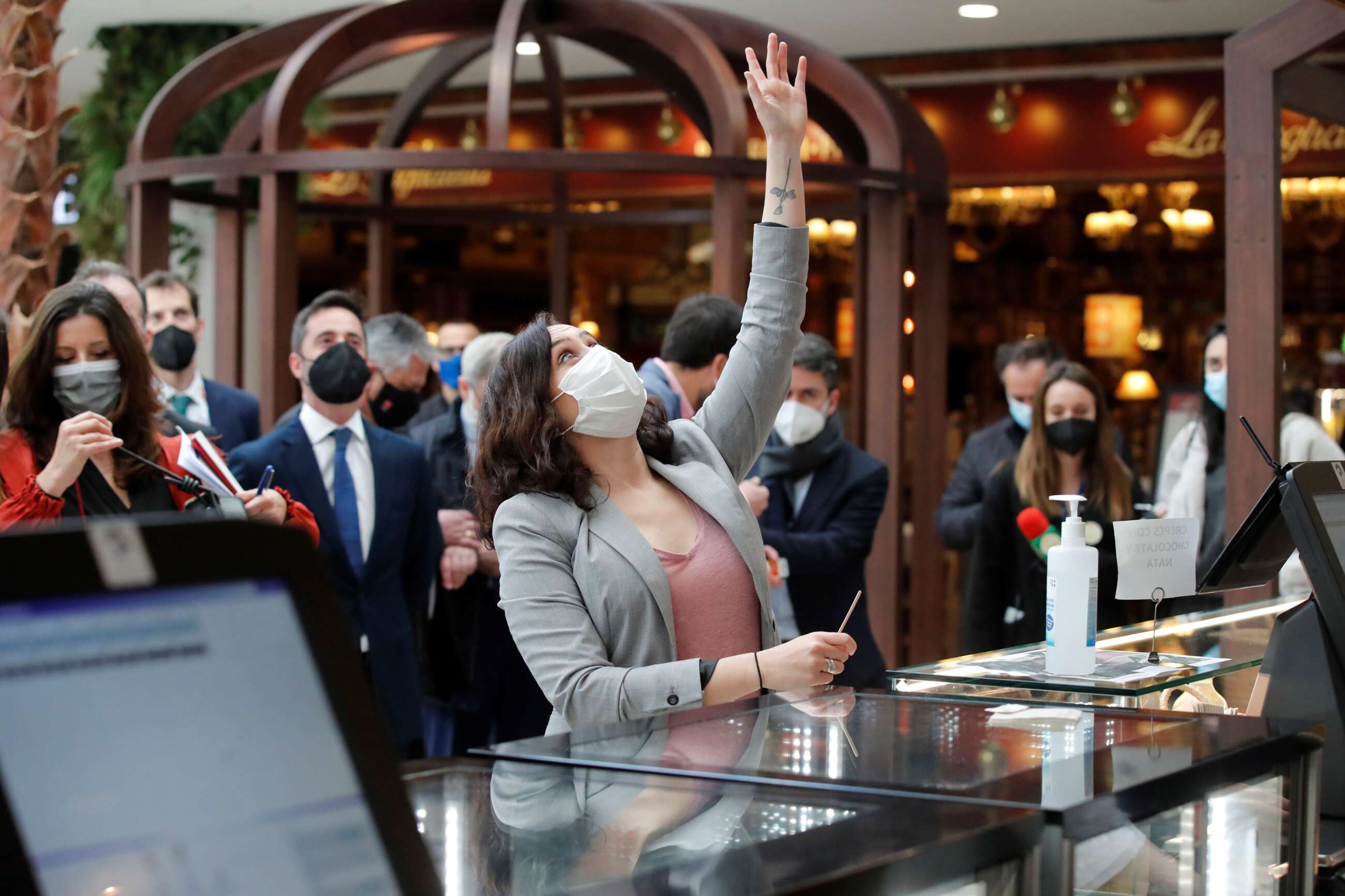 La presidenta de la Comunidad de Madrid, Isabel Díaz Ayuso, durante su visita a la nueva zona de restauración y hostelería del centro comercial Xanadú en la localidad madrileña de Arroyomolinos. EFE/Juan Carlos Hidalgo