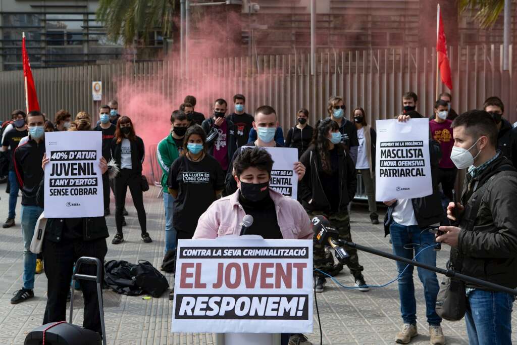 La portavoz de Arran, Adriana Roca, en una rueda de prensa para valorar los disturbios en Cataluña por el encarcelamiento de Pablo Hasél, el 5 de marzo de 2021 en Barcelona | EFE/EF/Archivo