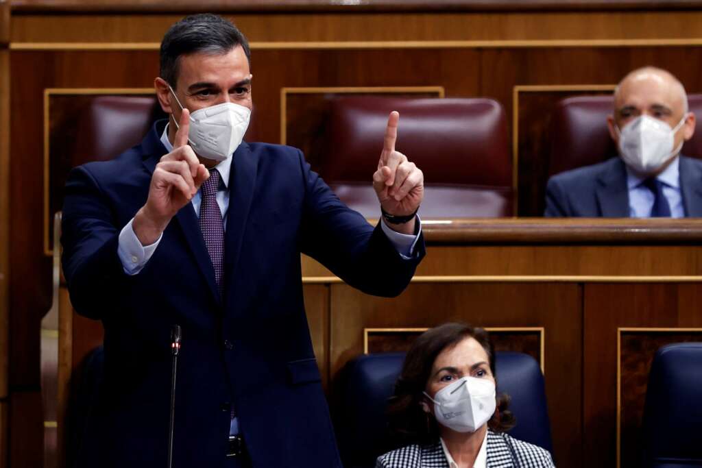 El presidente del Gobierno, Pedro Sánchez, responde a una pregunta en presencia de su vicepresidenta primera, Carmen Calvo, durante una sesión de control al Gobierno. EFE/Mariscal