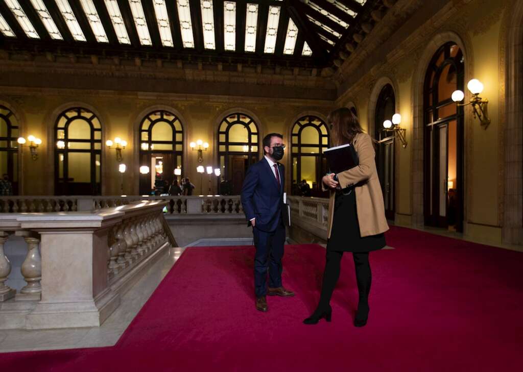 El candidato de ERC a la presidencia de la Generalitat, Pere Aragonès, junto a la presidenta del Parlament, Laura Borràs, tras el primer debate de investidura, el 26 de marzo de 2021 | EFE/EF/Archivo