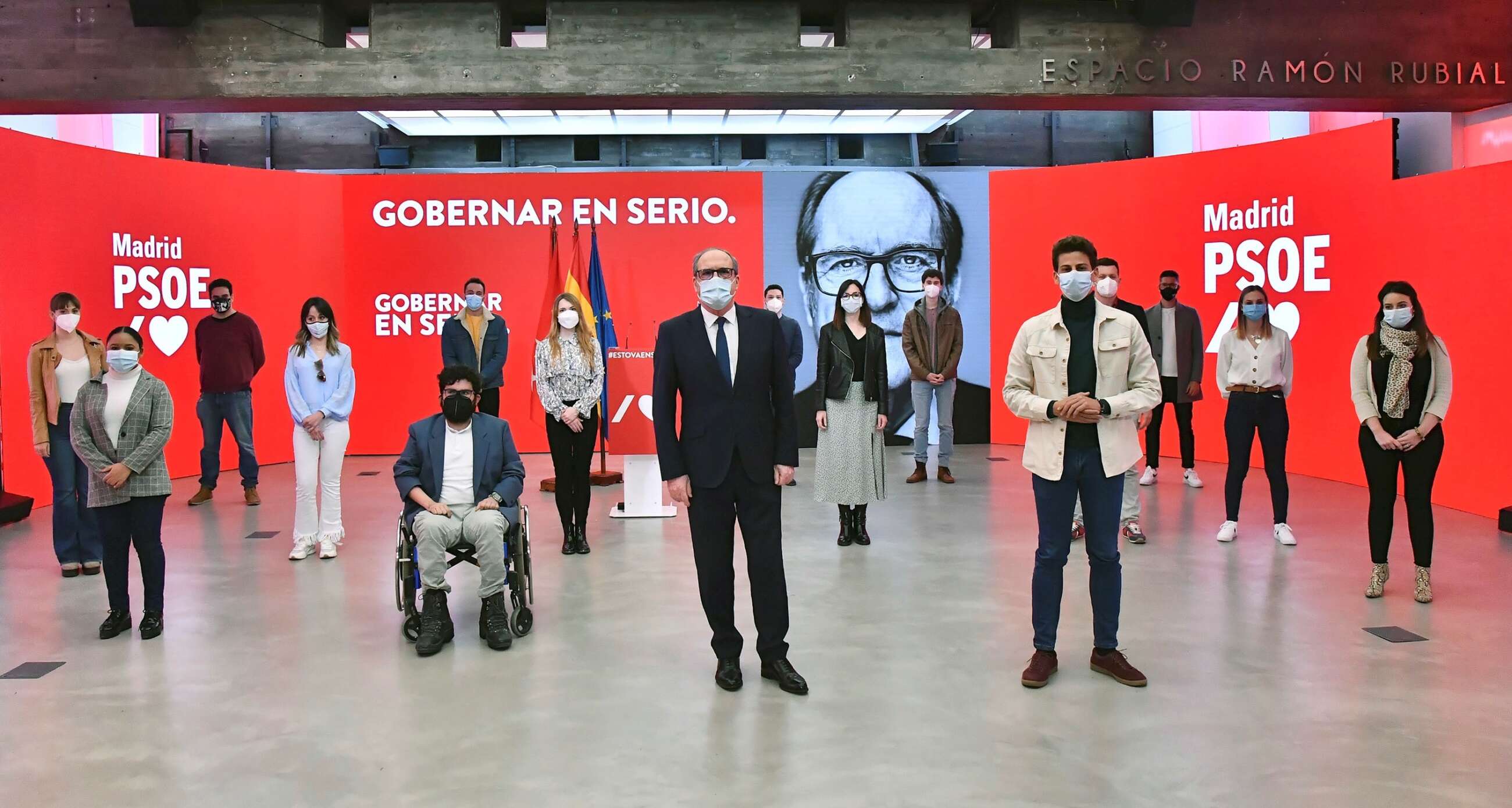 El candidato socialista a la presidencia de la Comunidad de Madrid, Ángel Gabilondo, interviene en un acto con jóvenes, en la sede socialista de Ferraz, junto al secretario general de las Juventudes Socialistas de Madrid, Javier Guardiola. EFE