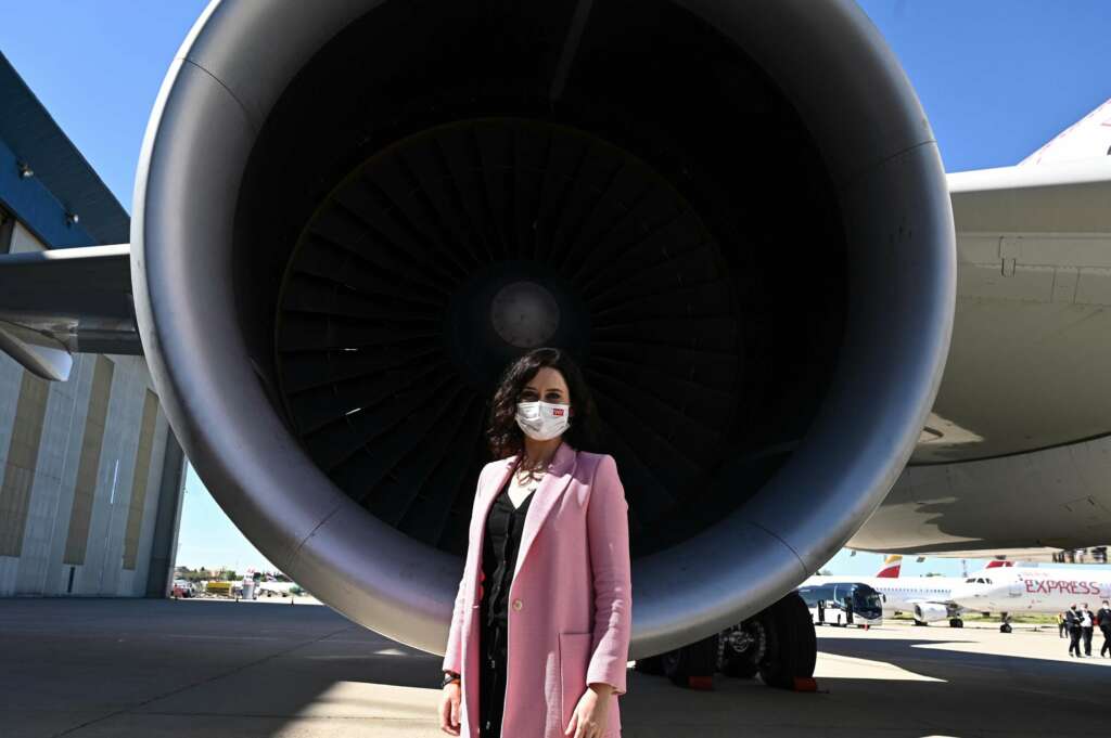 La presidenta de la Comunidad de Madrid, Isabel Díaz Ayuso, durante su visita a las instalaciones de Iberia en La Muñoza en Madrid este lunes donde se ha presentado un avión de la compañía con la imagen de la Comunidad de Madrid. EFE/ Fernando Villar