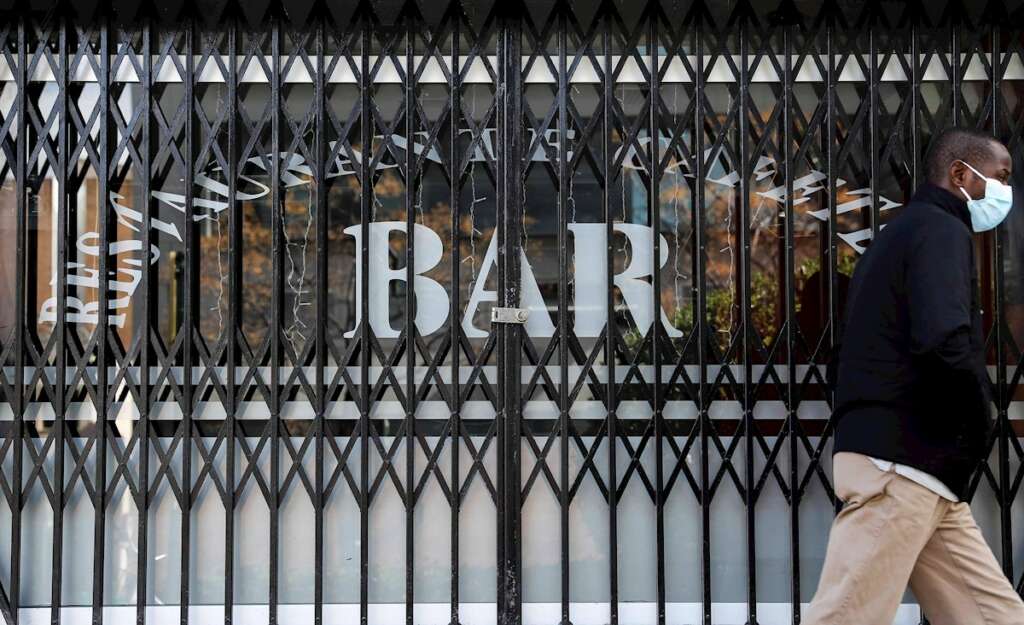 Una persona pasa por delante de un bar que permanece cerrado | EFE/AE/Archivo