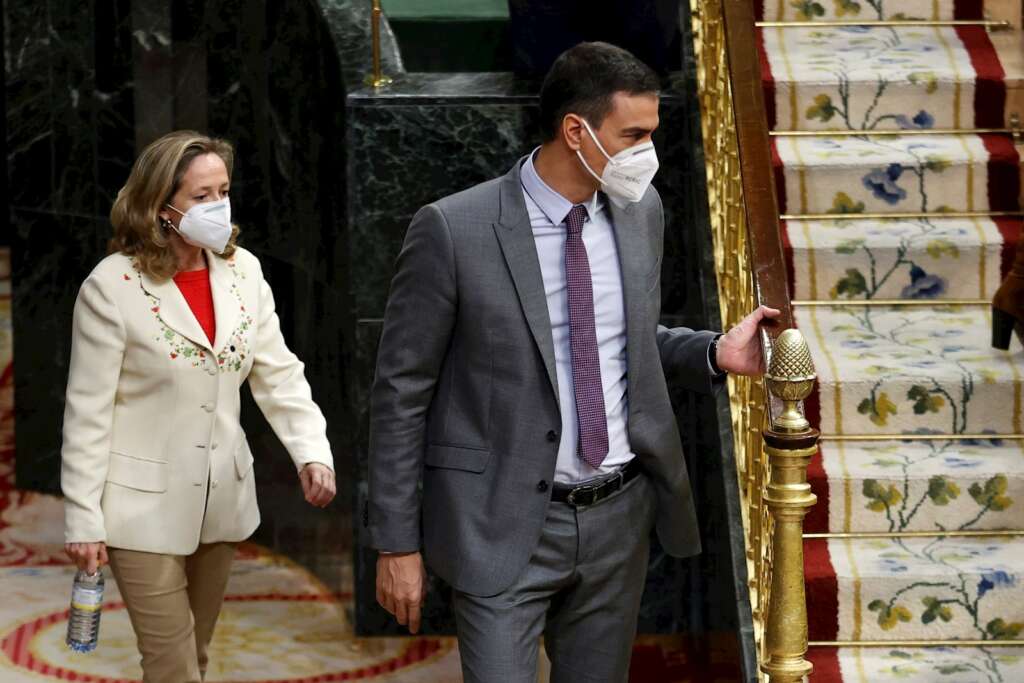 El presidente del Gobierno, Pedro Sánchez (d), y la ministra de Economía, Nadia Calviño (i), en el Congreso, el 14 de abril de 2021 | EFE/CM/Archivo