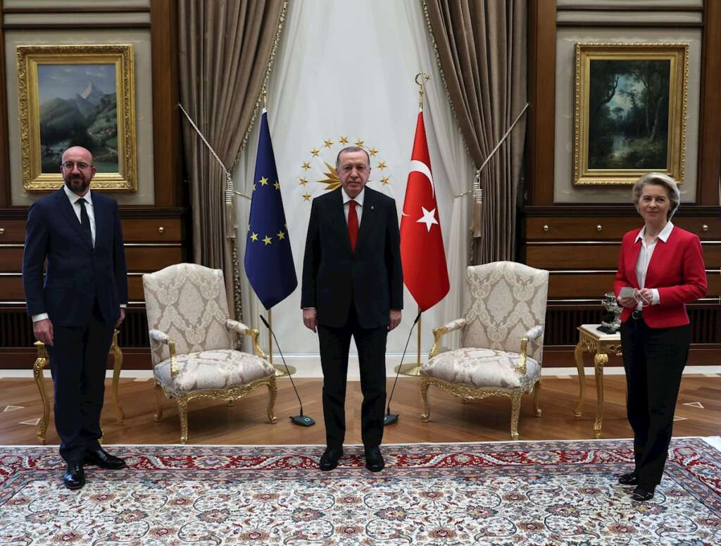 El presidente de Turquía, Recep Tayyip Erdogan (centro), junto al presidente del Consejo Europeo, Charles Michel, y la presidenta de la Comisión Europea, Ursula von der Leyen, antes de su reunión el 6 de abril de 2021 en Istambul | ESE/EPA/Archivo