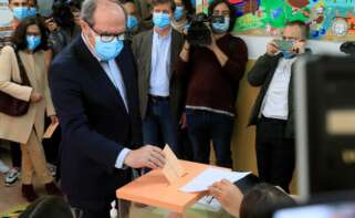 Votan ustedes fatal 3 El candidato del PSOE, Ángel Gabilondo, ejerce su derecho al voto en el colegio Joaquín Turina en Madrid / EFE