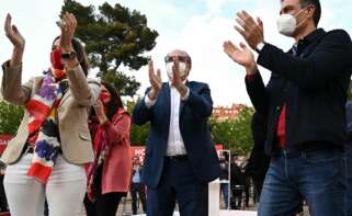 El presidente del Gobierno, Pedro Sánchez (D), el candidato a la presidencia de la Comunidad de Madrid, Ángel Gabilondo y la ministra de Industria, Reyes Maroto, durante el acto de cierre de campaña en el auditorio parque forestal Entrevias. EFE/Fernando Villar.