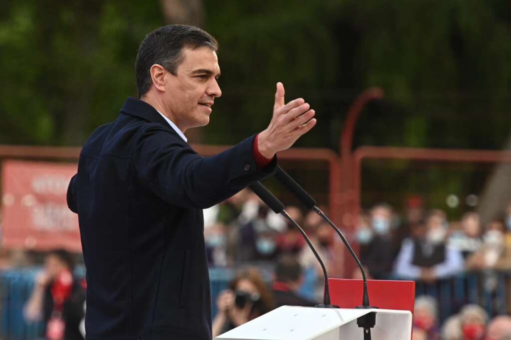 El presidente del Gobierno, Pedro Sánchez, durante el acto de cierre de campaña que los socialistas celebraron en el auditorio parque forestal Entrevias. EFE/Fernando Villar