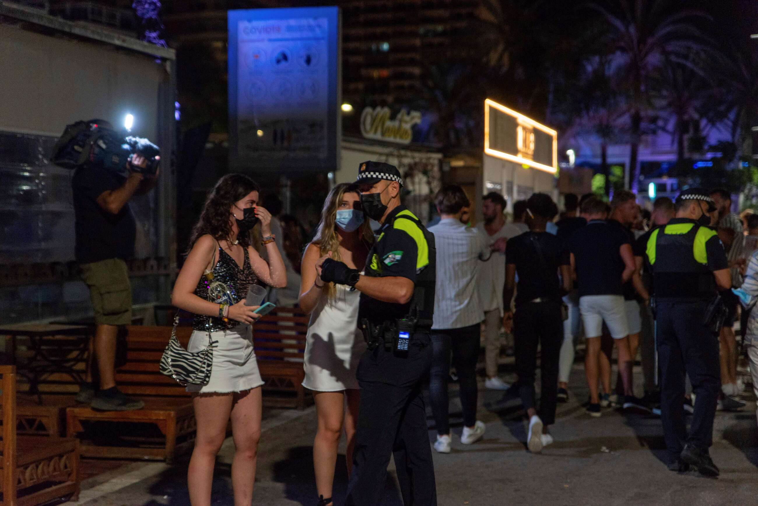 La Policía de Marbella desaloja a unos jóvenes de un local por saltarse las restricciones. // EFE