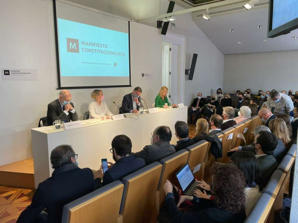 Presentación del 'Manifiesto Constitucionalista'. De izquierda a derecha: el historiador Jordi Canal; la empresaria Eva Trias; el empresario y político Joan López Alegre; y la dirigente del CLAC, Paula Añó. 