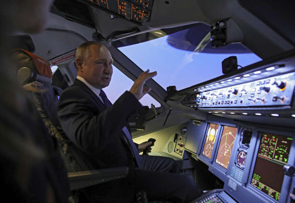 Moscow (Russian Federation), 05/03/2022.- Russian President Vladimir Putin examines simulators for the flight crew during his visit to the aviation training center of PJSC Aeroflot on the eve of International Women's Day Moscow, Russia, 05 March 2022. The European Union imposed a ban on flights of Russian aircraft over its entire territory. As a mirror measure, Russia officially banned the use of its airspace by airlines from 36 countries. Russian troops entered Ukraine on 24 February prompting the country's president to declare martial law and triggering a series of severe economic sanctions imposed by Western countries on Russia. (Rusia, Ucrania, Moscú) EFE/EPA/MIKHAEL KLIMENTYEV/SPUTNIK/KREMLIN POOL / POOL