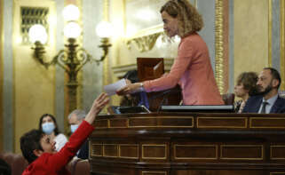 MADRID, 28/04/2022.- La portavoz de Bildu, Mertxe Aizpurua (i), y la presidenta del Congreso, Meritxell Batet, durante el pleno celebrado este jueves en el Congreso. El Congreso ha convalidado este jueves el plan para paliar las consecuencias de la guerra en Ucrania gracias al apoyo de EH Bildu, imprescindible ante el rechazo de ERC, y la oposición del PP, que hasta el último momento había dejado la puerta abierta a la posibilidad de facilitar la aprobación. El real decreto ley, que contiene medidas como la bonificación de 20 céntimos por litro de carburante o ayudas para sectores especialmente afectados por la crisis, ha sido finalmente convalidado por 176 votos a favor, 172 en contra y 1 abstención. EFE/ Mariscal