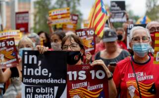 GRAF4106. BARCELONA, 03/10/2021.- Varias personas muestran carteles en una manifestación convocada por la ANC para conmemorar el referéndum unilateral del 1-O, en vísperas de que el expresident Carles Puigdemont vuelva a Cerdeña para declarar ante el juez. EFE/Marta Pérez