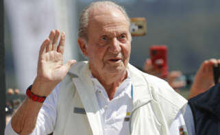 SANXENXO (PONTEVEDRA), 20/05/2022.- El rey emérito Juan Carlos I a su llegada este viernes a las instalaciones del Real Club Náutico de Sanxenxo (RCNS), donde se espera que compita a bordo del "Bribón" en el trofeo InterRías de la clase 6m. EFE/Lavandeira Jr.