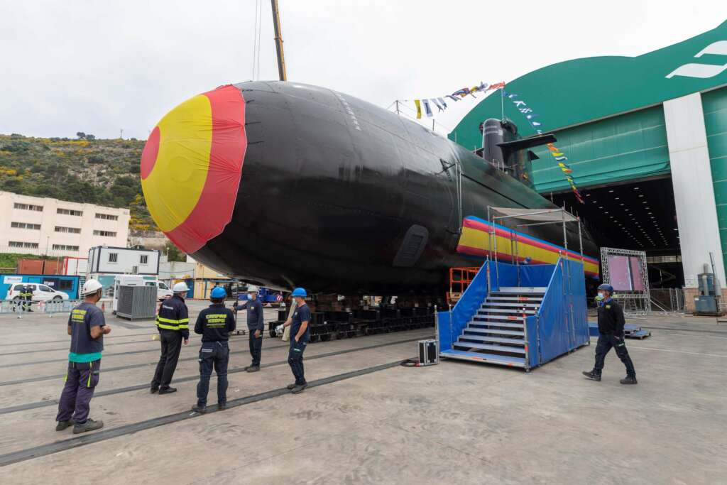 CARTAGENA, (MURCIA), 21/04/2021.- Varios trabajadores de Navantia ultiman este miércoles los preparativos de la ceremonia de botadura prevista para mañana del nuevo submarino desarrollado por Navantia para la Armada, un hito para la industria española. Diecisiete años después del arranque del proyecto, el primer sumergible de la serie S-80 pasará en Cartagena su prueba de fuego, ante la atenta mirada de la industria mundial. EFE/ Marcial Guillén