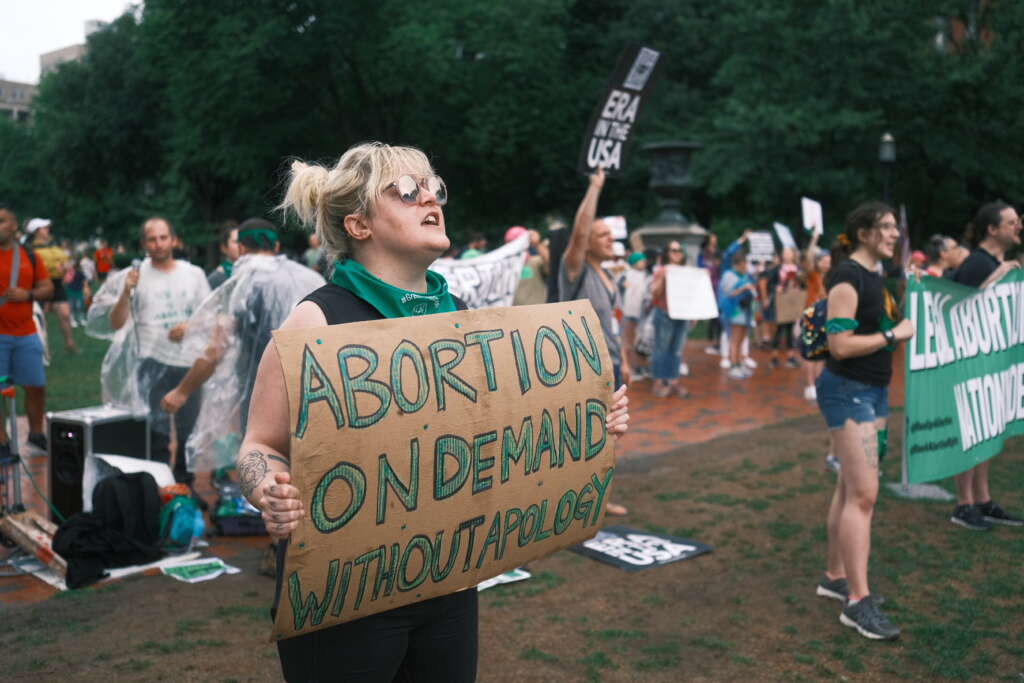 -FOTODELDÍA- AME2418. WASHINGTON (ESTADOS UNIDOS), 09/07/2022.- Personas protestan hoy frente a la Casa Blanca para exigir que se proteja el aborto legal, en Washington (EE.UU). Cientos de personas marcharon este sábado por las calles de Washington hasta congregarse frente a la Casa Blanca para protestar contra la decisión del Tribunal Supremo de EE.UU. de eliminar la protección legal del aborto, vigente desde hacía 50 años. EFE/ Jorge Dastis