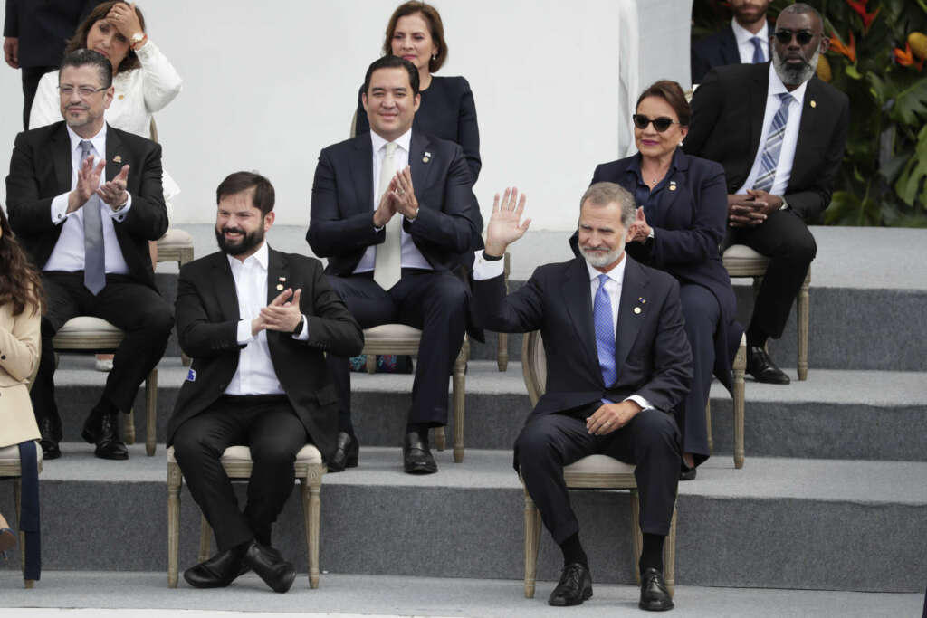AME7949. BOGOTÁ (COLOMBIA), 07/08/2022.- El presidente de Chile, Gabriel Boric (c), y el rey de España, Felipe VI, participan en la ceremonia de investidura del presidente de Colombia, Gustavo Petro, hoy, en la Plaza Bolívar de Bogotá (Colombia). EFE/ Carlos Ortega