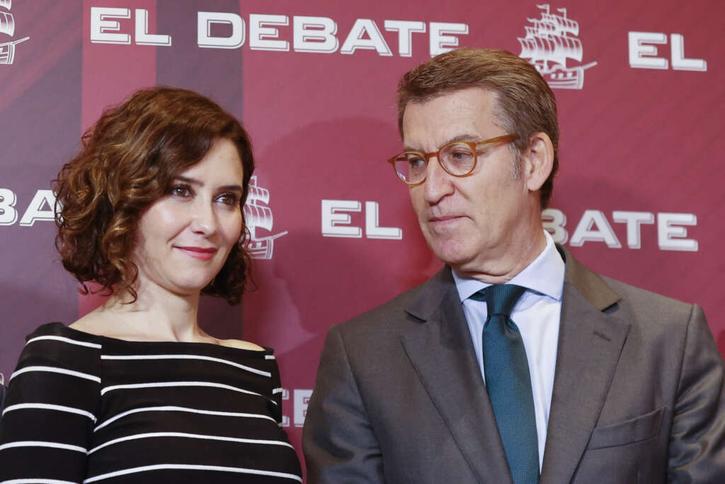 MADRID, 04/05/2022.- El presidente del Partido Popular, Alberto Núñez Feijóo, acompañado por la presidenta de la Comunidad de Madrid, Isabel Díaz Ayuso (i), participa en el acto organizado por El Debate, que lleva por título El Debate con Alberto Núñez Feijóo, este miércoles en un céntrico hotel de la capital. EFE/Javier Lizón