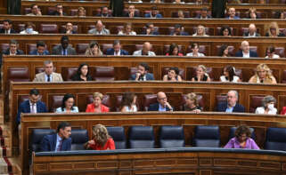 MADRID, 14/07/2022.- El presidente del Gobierno español, Pedro Sánchez (izda-abajo), y la vicepresidenta segunda y ministra de Trabajo y Economía Social, Yolanda Díaz (2i, abajo), durante el debate del proyecto de ley de Memoria Democrática en el pleno del Congreso de los Diputados en Madrid, este jueves. El debate a los grupos de derecha y de izquierda por las víctimas de ETA y el franquismo, con reproches cruzados en un debate en el que Unidas Podemos, EH Bildu y ERC han llegado a abandonar el hemiciclo. EFE/Fernando Villar