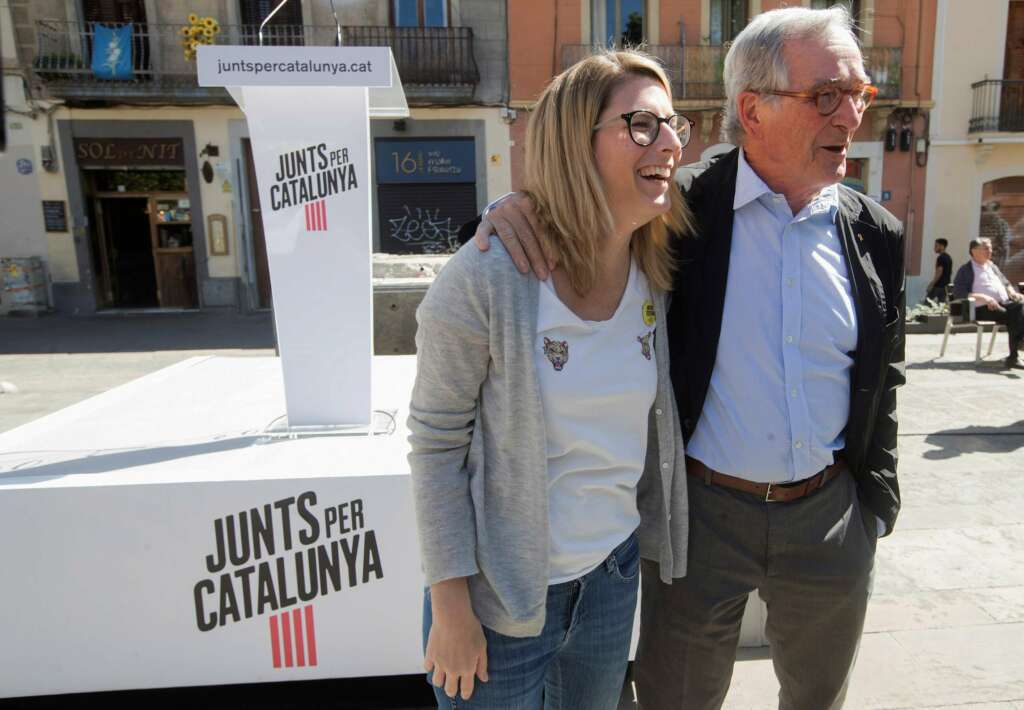 GRAF9255. BARCELONA, 12/05/2019.- La número dos de JxCat al Ayuntamiento de Barcelona, Elsa Artadi junto al exalcalde de Barcelona Xavier Trias (i) a su llegada al mitin celebrado hoy en el barrio de Gràcia. EFE/Marta Pérez