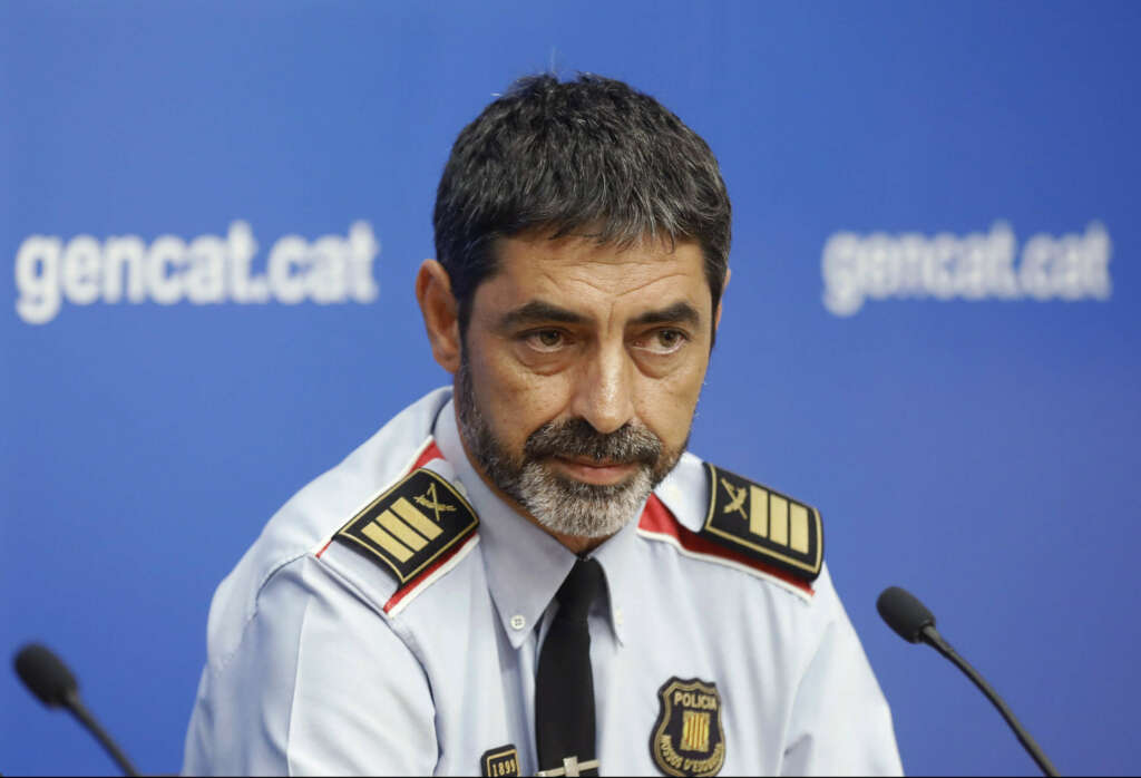 GRA0127. BARCELONA, 31/08/2017.- El mayor de los Mossos d'Esquadra, Josep Lluís Trapero, durante la rueda de prensa junto al conseller de Interior, Joaquim Forn. Forn, ha afirmado hoy que el aviso sobre un posible atentado en la Rambla de Barcelona les llegó "por otras fuentes", no por la CIA y que, tras contrastarlo y valorarlo, concluyeron que tenía una "muy baja credibilidad". EFE/Andreu Dalmau