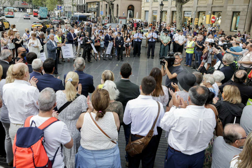 BARCELONA, 17/08/2022.- Momento del acto organizado por la Asociación Catalana de Víctimas de Organizaciones Terroristas (ACVOT), la Plataforma 17A y Politeia para conmemorar el quinto aniversario de los atentados con un homenaje a las víctimas en la Rambla de Canaletes EFE/ Quique García