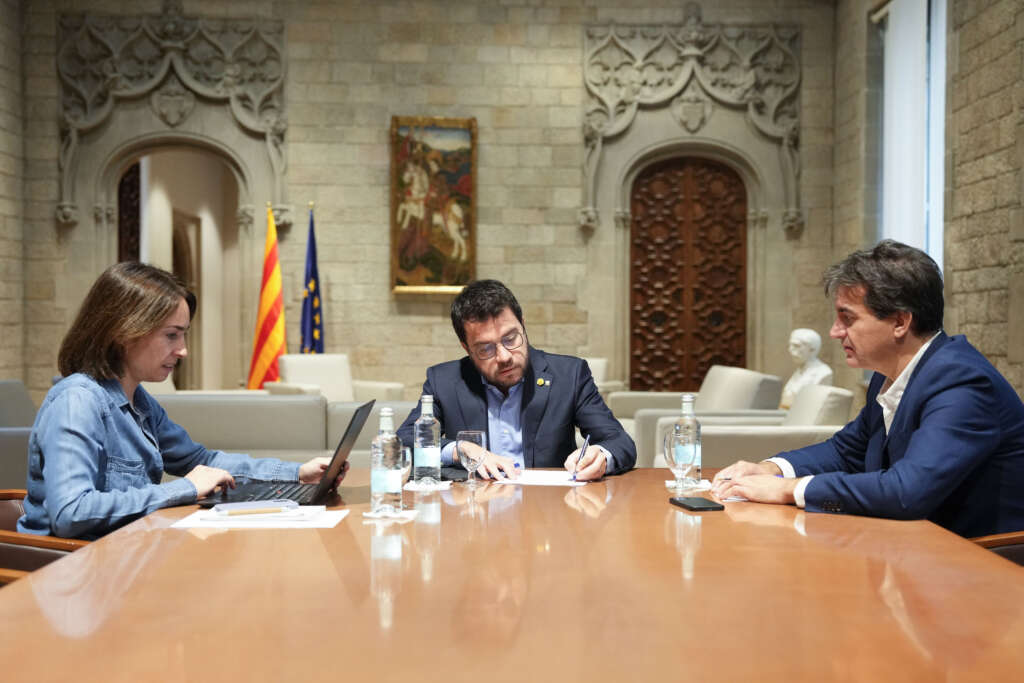 BARCELONA, 09/10/2022.- El presidente de la Generalitat, Pere Aragonés, reunido con su equipo en la Generalitat donde se ultima la remodelación de su gobierno tras la salida de los consellers de JxCat. EFE/Alejandro García