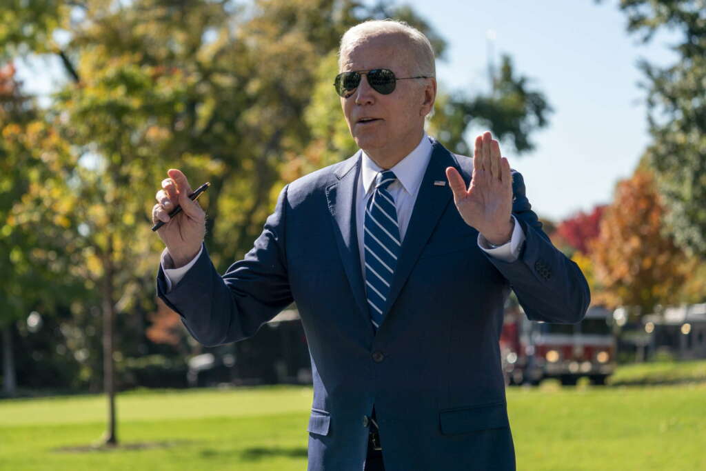 Washington (Usa), 27/10/2022.- US President Joe Biden makes a remarks to the news media as he walks to board Marine One on the South Lawn of the White House in Washington, DC, USA, 27 October 2022. President Biden is traveling to New York where he will deliver remarks on Micron's plan to invest in CHIPS manufacturing. (Estados Unidos, Nueva York) EFE/EPA/SHAWN THEW