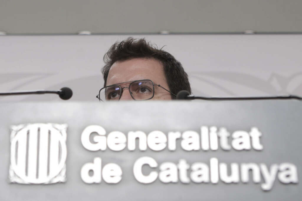 GRAFCAT1951. BARCELONA, 11/10/2022.- El presidente de la Generalitat, Pere Aragonès, durante la rueda de prensa que ha ofrecido tras el acto de toma de posesión de los nuevos consellers de su gobierno que se ha celebrado este martes en el Palau de la Generalitat, y la primera reunión del nuevo Govern. EFE/Quique García