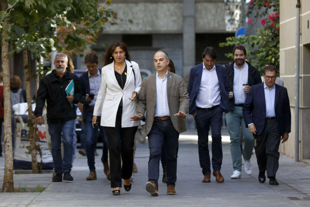 GRAFCAT1653. BARCELONA, 03/10/2022.- La presidenta de JxCat, Laura Borràs (i), y el secretario general de JxCat, Jordi Turull (d), junto a varios cargos de la formación, a su llegada a la reunión de la ejecutiva de JxCat que se reúne para decidir la pregunta de la consulta que convocará para los días 6 y 7 de octubre, en la que la militancia decidirá si hay que salir o no del Govern. EFE/Toni Albir