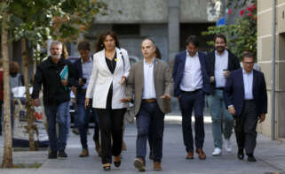 GRAFCAT1653. BARCELONA, 03/10/2022.- La presidenta de JxCat, Laura Borràs (i), y el secretario general de JxCat, Jordi Turull (d), junto a varios cargos de la formación, a su llegada a la reunión de la ejecutiva de JxCat que se reúne para decidir la pregunta de la consulta que convocará para los días 6 y 7 de octubre, en la que la militancia decidirá si hay que salir o no del Govern. EFE/Toni Albir