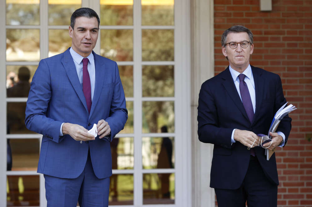 MADRID, 07/04/2022.- El presidente del Gobierno, Pedro Sánchez, recibe al nuevo líder del PP, Alberto Núñez Feijóo, este jueves en el Palacio de la Moncloa en Madrid. EFE/ Chema Moya