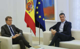 MADRID, 10/10/2022.- El presidente del Gobierno, Pedro Sánchez (d), se reúne con el líder del PP, Alberto Núñez Feijóo (i), en La Moncloa, este lunes, para abordar la situación de crisis que se abre en el CGPJ tras la formalización de la dimisión del presidente del Tribunal Supremo y del CGPJ, Carlos Lesmes. EFE/ Sergio Pérez