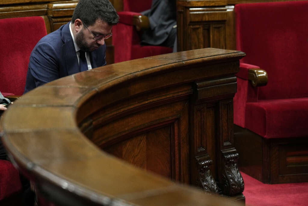 -FOTODELDIA- GRAFCAT3037. BARCELONA, 10/11/2022.- El presidente de la Generalitat Pere Aragonès, en el Parlament durante el debate y votación de una moción de JxCat sobre la "pérdida de confianza" de la mayoría de la cámara catalana en el Govern de Pere Aragonès. EFE/Alejandro García