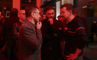 MADRID, 17/11/2022.- El diputado de ERC, Gabriel Rufián (c), conversa con los fundadores de Podemos, Juan Carlos Monedero y Pablo Iglesias (d), a su llegada al acto de celebración del 15 aniversario de la fundación del diario digital Público, celebrado este jueves en Madrid. EFE/Kiko Huesca