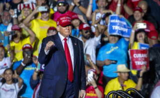 Miami (United States), 06/11/2022.- Former US President Donald Trump gestures after speaking at a rally in support of Florida Senator Marco Rubio (not pictured) in the midterm elections, in Miami, Florida, USA, 06 November 2022. The US midterm elections are held every four years at the midpoint of each presidential term and this year include elections for all 435 seats in the House of Representatives, 35 of the 100 seats in the Senate and 36 of the 50 state governors as well as numerous other local seats and ballot issues. (Elecciones, Estados Unidos) EFE/EPA/CRISTOBAL HERRERA-ULASHKEVICH