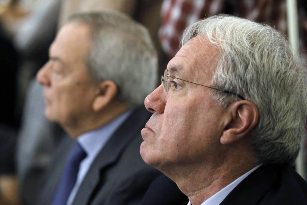 MD24. MADRID, 20/10/2011.- Los exministros socialistas Carlos Solchaga (i) y José Barrionuevo, siguen la intervención del expresidente del Gobierno Felipe González en un desayuno informativo organizado hoy por el Fórum Europa. EFE/Chema Moya