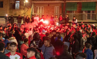 Decenas de personas celebran en Lleida la victoria de Marruecos frente a España en el mundial de Qatar 2022. EFE/ Álex López