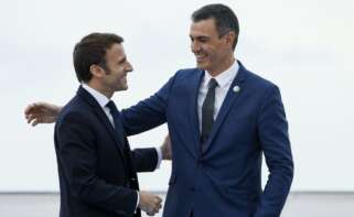 El presidente del Gobierno, Pedro Sánchez, recibe al presidente de la República Francesa, Emmanuel Macron, al inicio de la novena edición de la Cumbre Euromediterránea de jefes de gobierno y Estado de los nueve países de la ribera sur comunitaria el 9 de diciembre de 2022.EFE/ Biel Aliño