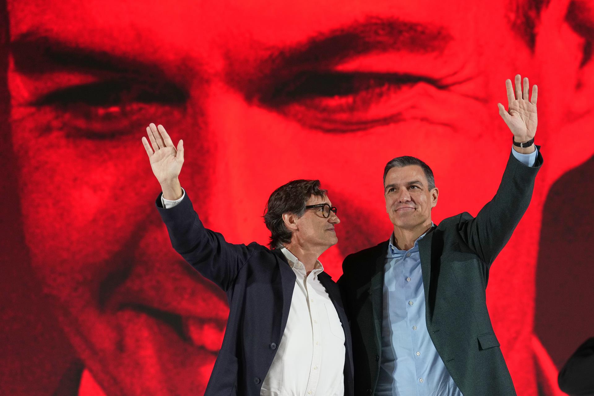 El presidente del Gobierno y secretario general del PSOE, Pedro Sánchez, y el líder del PSC, Salvador Illa, durante un acto de apoyo al candidato socialista en Barcelona. EFE/Alejandro García.