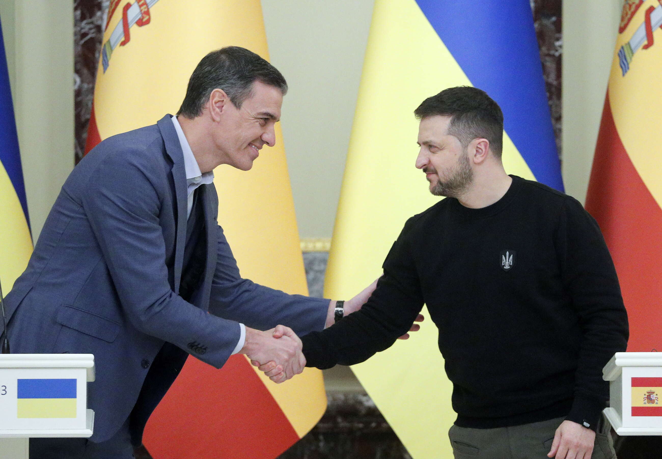 El presidente del Gobierno, Pedro Sánchez saluda al presidente ucraniano, Volodymyr Zelensky. EFE/SERGEY DOLZHENKO
