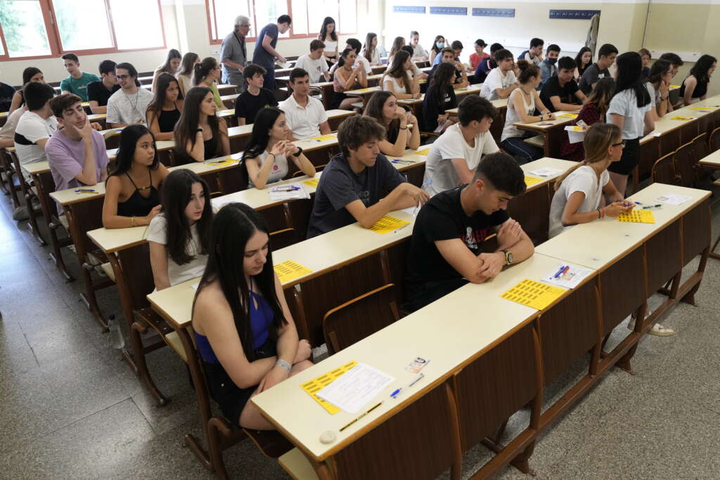 GRAFCAT8681 BARCELONA 14/6/2022.- Alumnos de la facultad de Biología de la Universidad de Barcelona durante el inicio hoy de las Pruebas de Acceso a la Universidad (PAU) en las que están convocados más de 45.000 estudiantes y que recuperan el formato previo a la pandemia en donde los alumnos decidirán de manera anónima si prefieren los enunciados en catalán, castellano o aranés, siguiendo las medidas dictadas por el TSJC. EFE/Alejandro Garcia